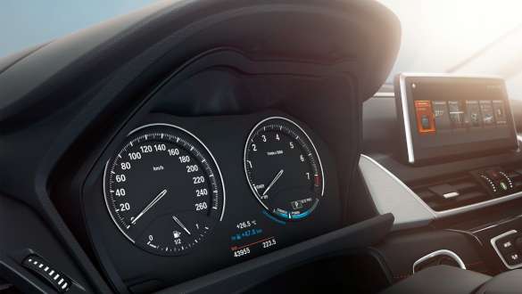 Combiné des instruments de la BMW Série 2 Active Tourer Combiné des instruments en design Black Panel de la BMW Série 2 Active Tourer F45 2018 habitacle