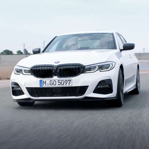 BMW Série 3 Berline avec M Performance Parts. Vue de trois quarts face de la BMW Série 3 Berline avec M Performance Parts.