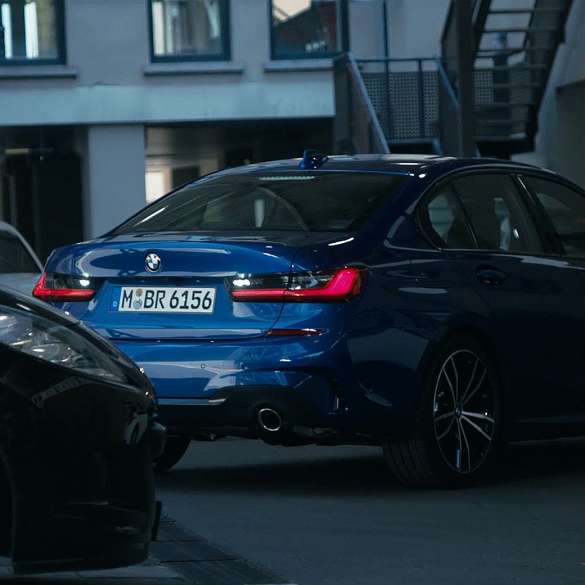 BMW Série 3 Berline, assistant de marche arrière. Gros plan sur les affichages avec IPA du poste de conduite de la BMW Série 3 Berline.