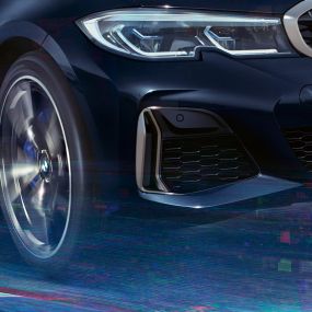 BMW Série 3 Berline, prises d'air. Détail latéral sur les prises d'air en Ceriumgrau metallic de la BMW Série 3 Berline.