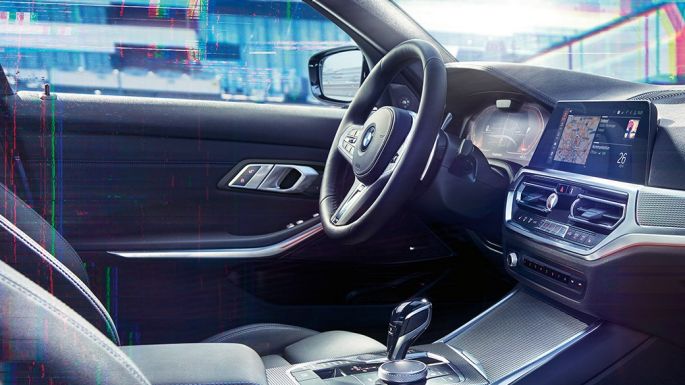BMW Série 3 Berline, combiné des instruments. Détail de l'habitacle de la BMW Série 3 Berline avec vue latérale sur le poste de conduite et combiné des instruments avec affichage M spécifique.