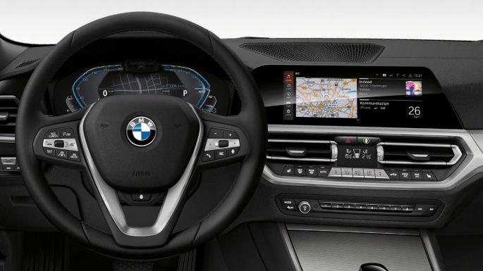 BMW Série 3 Berline, 330e poste de conduite. Détail de la partie avant du poste de conduite de la BMW Série 3 Berline avec affichage i spécifique.