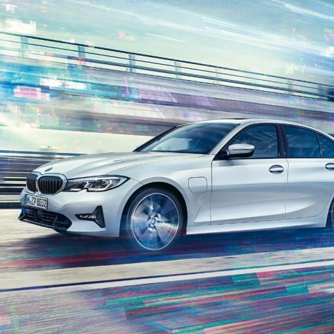 BMW Série 3 Berline, vue latérale de la BMW Série 3 Berline 330e qui roule. Vue latérale de la BMW Série 3 Berline 330e qui roule dans un décor urbain.