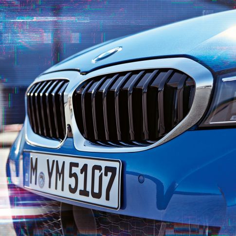 BMW Série 3 Berline, doubles naseaux. Gros plan de profil des doubles naseaux de la BMW Série 3 Berline.