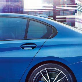 BMW Série 3 Berline, pli de Hofmeister. Détail sur le côté d'une fenêtre arrière avec pli de Hofmeister.