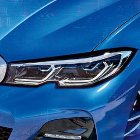 BMW Série 3 Berline, BMW Laserlight. Gros plan latéral du phare avant droit avec BMW Laserlight.