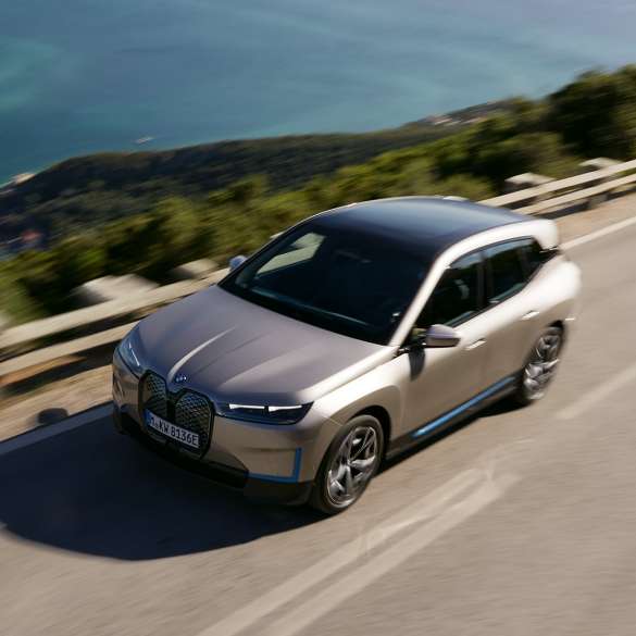 BMW iX vue en plongée sur la route BMW iX Kaschmirsilber i20, vue en plongée sur la route