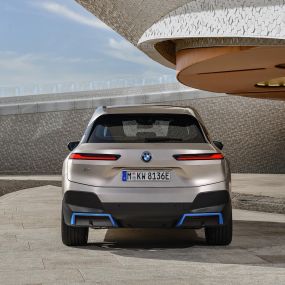 Vue arrière de la BMW iX, à l’arrêt Vue arrière de la BMW iX Kaschmirsilber i20, à l'arrêt