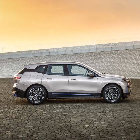 Vue latérale de la BMW iX à l'arrêt Vue de profil de la BMW iX Kaschmirsilber i20, à l'arrêt