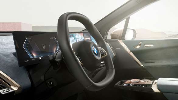 BMW iX, poste de conduite Vue en gros plan du poste de conduite BMW iX i20
