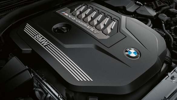 Moteur essence 6 cylindres en ligne BMW M TwinPower Turbo de la BMW M240i xDrive Coupé G42 2021 Vue en gros plan de la BMW M240i xDrive Coupé G42 2021 avec moteur essence 6 cylindres en ligne BMW M TwinPower Turbo