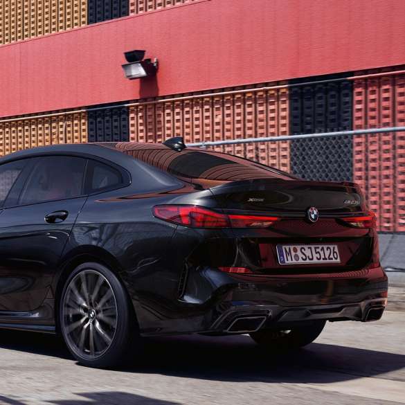 BMW M235i xDrive Gran Coupé, vue de trois quarts arrière BMW M235i xDrive Gran Coupé 2020 Black Sapphire metallic F44, vue de trois quarts arrière, extérieur