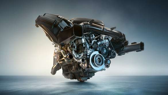 Moteur essence 6 cylindres en ligne BMW M TwinPower Turbo de la BMW M3 Berline G80 2020 Vue en gros plan de la BMW M3 Berline G80 2020 avec moteur essence 6 cylindres en ligne BMW M TwinPower Turbo