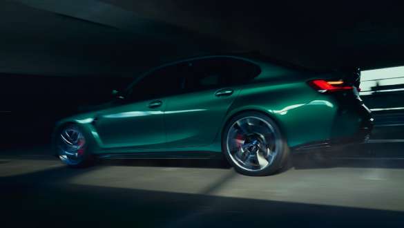 Suspension M spécifique de la BMW M3 Berline G80 2020 Suspension M spécifique de la BMW M3 Berline G80 2020 Isle of Man Grün, vue de profil