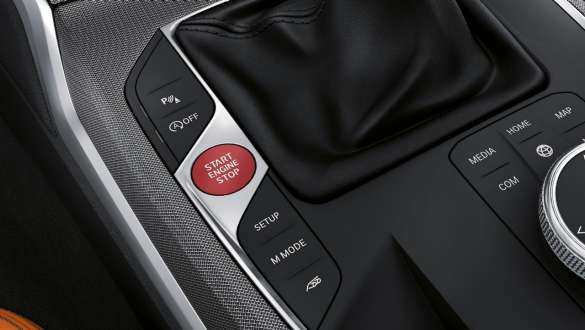 Bouton Start/Stop rouge de la BMW M3 Berline G80 2020, poste de conduite Bouton Start/Stop rouge de la BMW M3 Berline G80 2020 dans la console centrale Intérieur