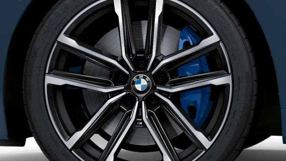 Freins M sport BMW M440i xDrive Coupé G22 2020 BMW M440i xDrive Coupé G22 2020 freins M sport vue en gros plan des jantes en alliage léger