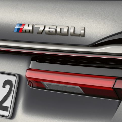 BMW M760Li xDrive Berline, gros plan du badge BMW M760Li BMW M760Li xDrive Berline, vue en gros plan de l’emblème BMW M760Li sur la poupe