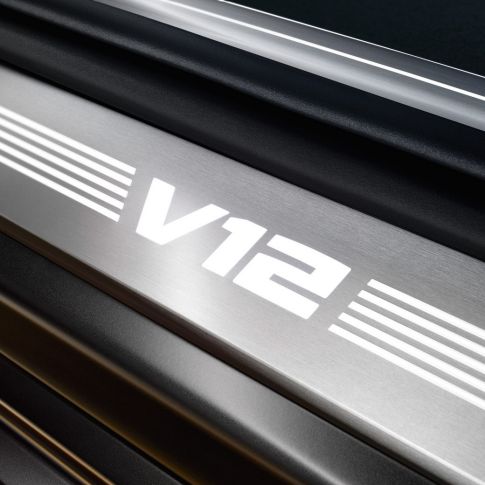 Seuils de porte BMW avec logo V12 BMW M760Li xDrive Berline, intérieur de la BMW M760Li
