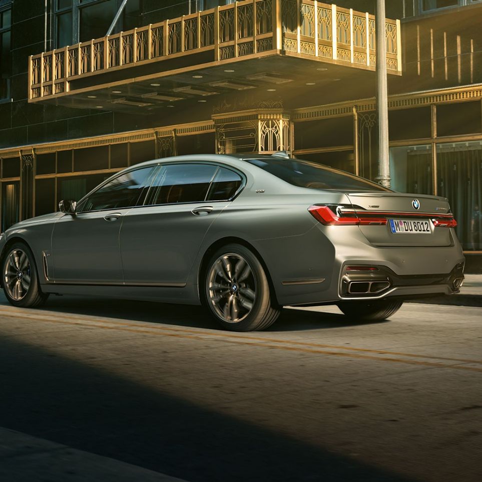 BMW M760Li xDrive Berline avec moteur V12 BMW M760Li xDrive Berline en vue latérale arrière dans un décor urbain