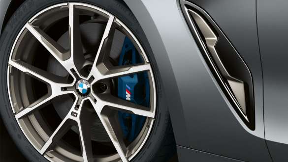 Freins M sport, BMW M850i xDrive Gran Coupé Vue latérale des freins M sport de la BMW M850i xDrive Gran Coupé G16 2019 en BMW Individual Frozen Bluestone metallic