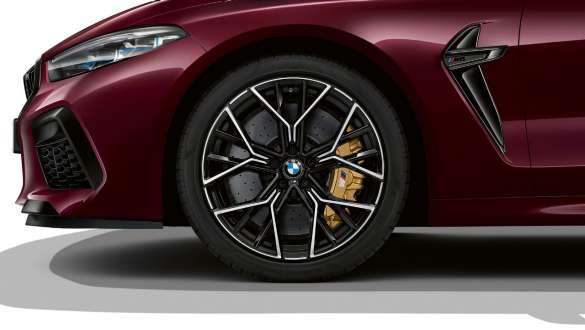 Freins M configurables de la BMW M8 Competition Gran Coupé Vue latérale des freins M configurables de la BMW M8 Competition Gran Coupé F93 2020 en BMW Individual Ametrin metallic