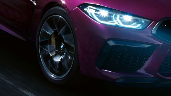 BMW M8 Competition Gran Coupé avec suspension M adaptative Vue frontale rapprochée de la BMW M8 Competition Gran Coupé avec suspension adaptative M F93 2020 en BMW Individual Ametrin