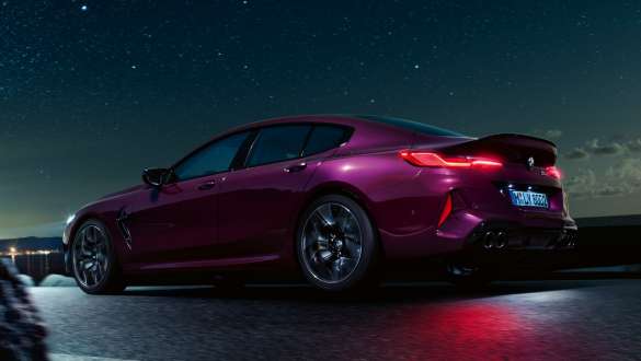 BMW M8 Competition Gran Coupé, vue de trois quarts de profil en contre-plongée Vue latérale de trois quarts de la BMW M8 Competition Gran Coupé avec M xDrive F93 2020 en BMW Individual Ametrin metallic, en contre-plongée