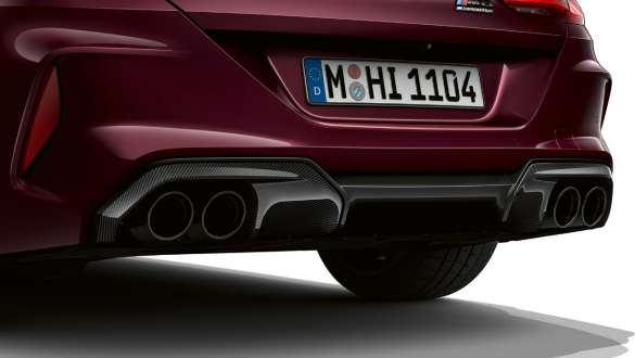 Système d'échappement M sport de la BMW M8 Competition Gran Coupé Vue rapprochée arrière du système d'échappement M sport de la BMW M8 Competition Gran Coupé F93 2020 en BMW Individual Ametrin metallic