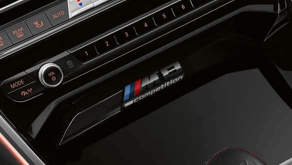 Badge Competition, BMW M8 Competition Gran Coupé Console centrale avec insigne Competition de la BMW M8 Competition Gran Coupé F93 2020, habitacle