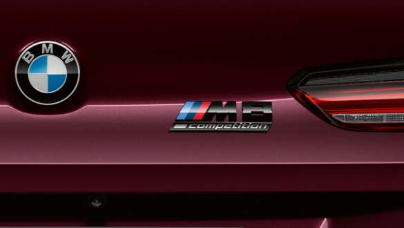 Inscription M8 Competition de la BMW M8 Competition Gran Coupé Vue rapprochée arrière de l’inscription M8 de la BMW M8 Competition Gran Coupé F93 2020 en BMW Individual Ametrin metallic