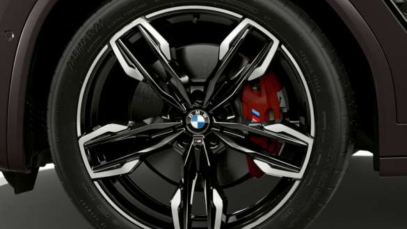 Freins M sport BMW X4 M40i M40d G02 LCI 2021 BMW X4 M40i M40d G02 LCI 2021 Facelift freins M Sport vue en gros plan
