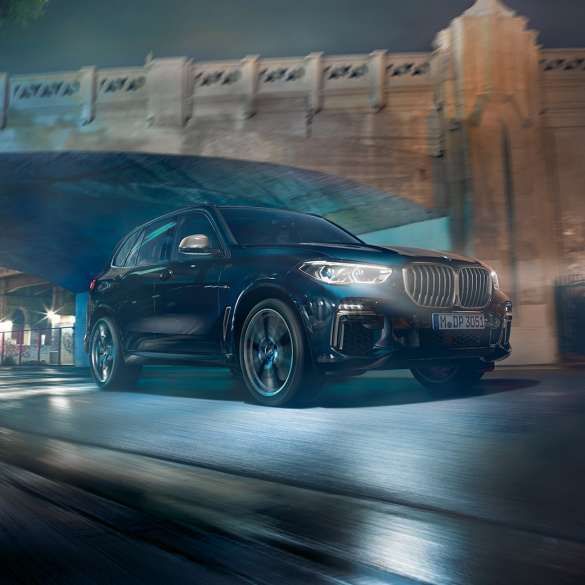BMW X5 M50i avec moteur essence V8 M TwinPower Turbo BMW X5 M50i avec moteur essence V8 M TwinPower Turbo, en Carbonschwarz metallic G05, vue de trois quarts de profil