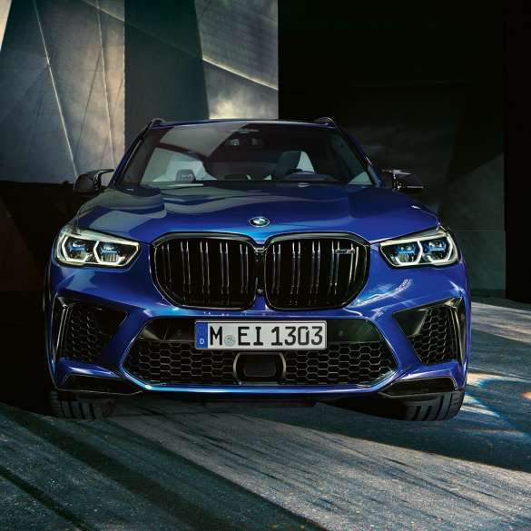 Design extérieur BMW X5 M Competition Design extérieur de la BMW X5 M Competition F95 2020 en Marina Bay Blau metallic, vue de face