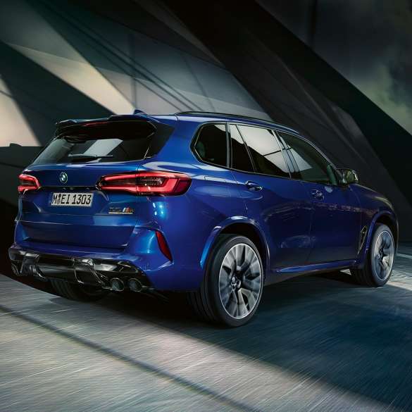 BMW X5 M Competition avec M xDrive BMW X5 M Competition avec M xDrive F95 2020 en Marina Bay Blau metallic, vue de trois quarts arrière