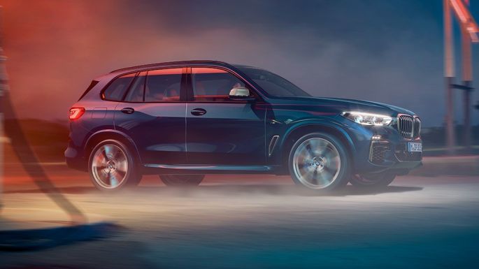 Vue de profil des BMW X5 M50i et M50d BMW X5 M50i et M50d G05 en Carbonschwarz metallic avec jantes BMW M en alliage léger 747 M, vue de profil