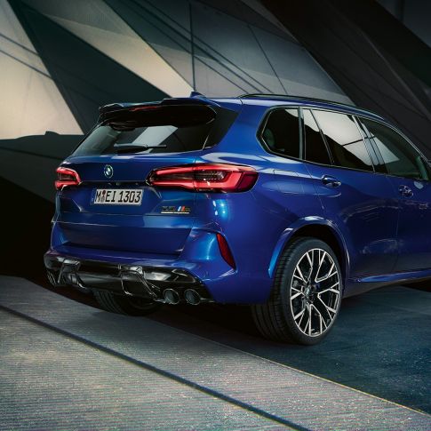 BMW X5 M Competition, vue de trois quarts arrière BMW X5 M Competition avec système d’échappement M Sport F95 en Marina Bay Blau metallic, vue de trois quarts arrière