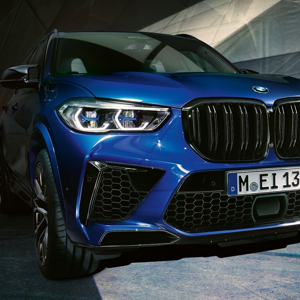 Doubles naseaux M BMW X5 M Competition Doubles naseaux M, BMW X5 M Competition F95 en Marina Bay Blau metallic, vue de face en gros plan