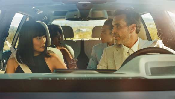 BMW X7 M avec BMW Gesture Control BMW X7 M, homme et femme installés dans la voiture, femme en train d’utiliser la commande gestuelle BMW Gesture Control