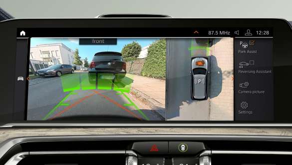 BMW X7 M avec Parking Assistant Pack Plus BMW X7 M, Parking Assistant Pack Plus : Gros plan du panneau de commande du conducteur, G07