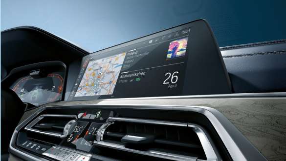 BMW X7 M avec BMW Live Cockpit Professional Vue diagonale en contre-plongée du BMW Live Cockpit Professional de la BMW X7 M, G07
