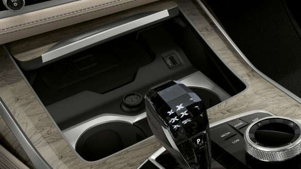 Porte-boissons tempérés dans la BMW X7 M BMW X7 M, habitacle, gros plan de la console centrale avec centrage sur les porte-boissons tempérés, G07