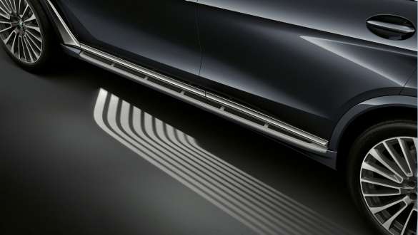 BMW X7 M avec Welcome Light Carpet BMW X7 M, vue en plongée diagonale sur le Welcome Light Carpet projeté sur la zone d’embarquement devant la portière du conducteur, G07