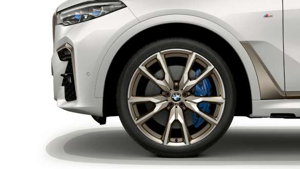 BMW X7 M avec jantes M en alliage léger BMW X7 M avec jantes M en alliage léger à rayons en V 755 M, G07, vue en gros plan de la jante