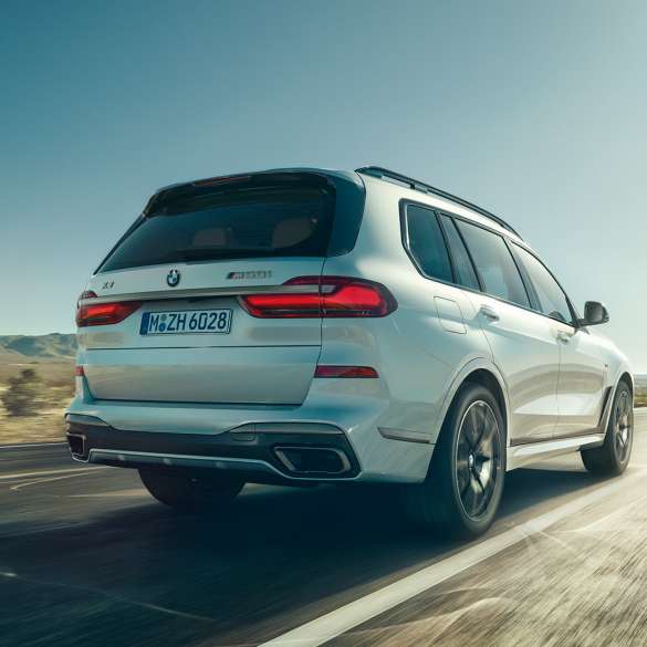 BMW X7 M50i, vue de trois quarts arrière. BMW X7 M50i en Mineralweiß, vue de trois-quarts arrière, G07, 2019