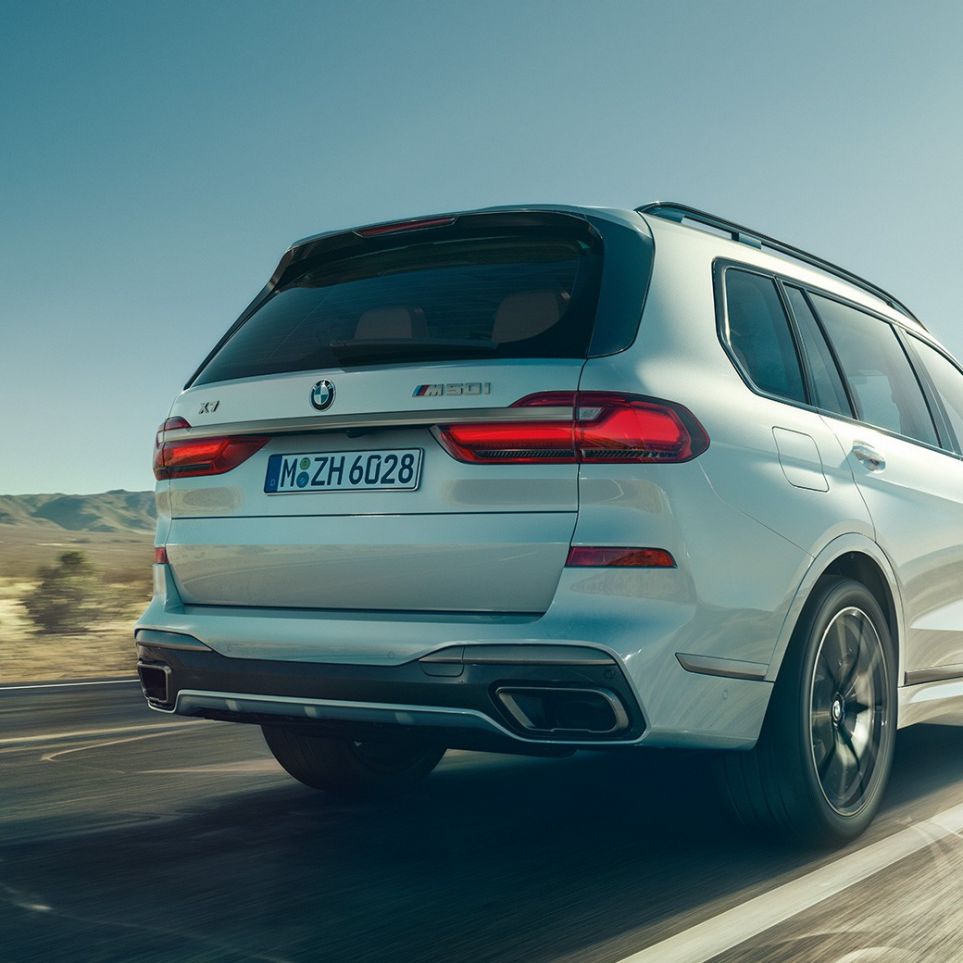 BMW X7 M50i, vue arrière BMW X7 M50i en Mineralweiß, en mouvement, vue arrière, G07, 2019