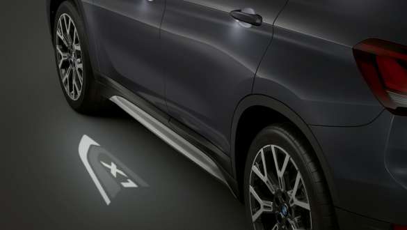 BMW X1 F48 LCI, focus sur la projection LED « X1 ». BMW X1 F48 LCI, focus sur la projection LED « X1 ».