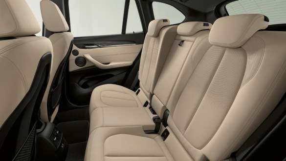 BMW X1 F48 LC, sièges arrière réglables. BMW X1 F48 LCI, intérieur avec sièges arrière réglables.