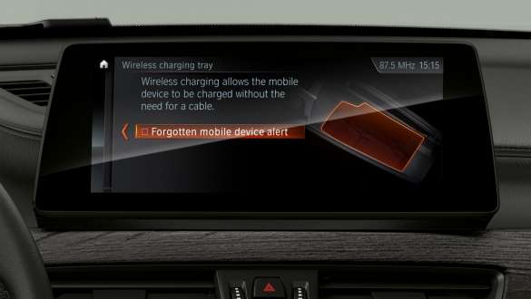 BMW X1 F48, téléphonie avec recharge sans fil BMW X1 F48 LCI, intérieur avec vue sur le Driving Assistant Pack Plus dans le concept d'affichage et de commande.