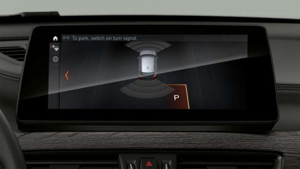 BMW X1 F48 LCI, Parking Assistant Pack Plus dans le concept d’affichage et de commande. BMW X1 F48 LCI, intérieur avec vue sur le Driving Assistant Pack Plus dans le concept d'affichage et de commande.
