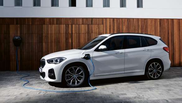 BMW hybride rechargeable X1 xDrive25e F48 LCI vue de trois quarts de profil BMW hybride rechargeable X1 xDrive25e F48 LCI vue de trois quarts de profil en charge